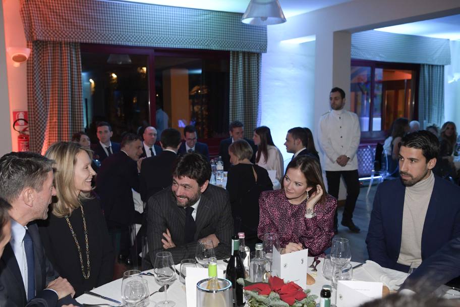 Un sorridente Andrea Agnelli durante la cena natalizia. Sami Khedira, sulla destra, appare concentrato come in campo. Getty